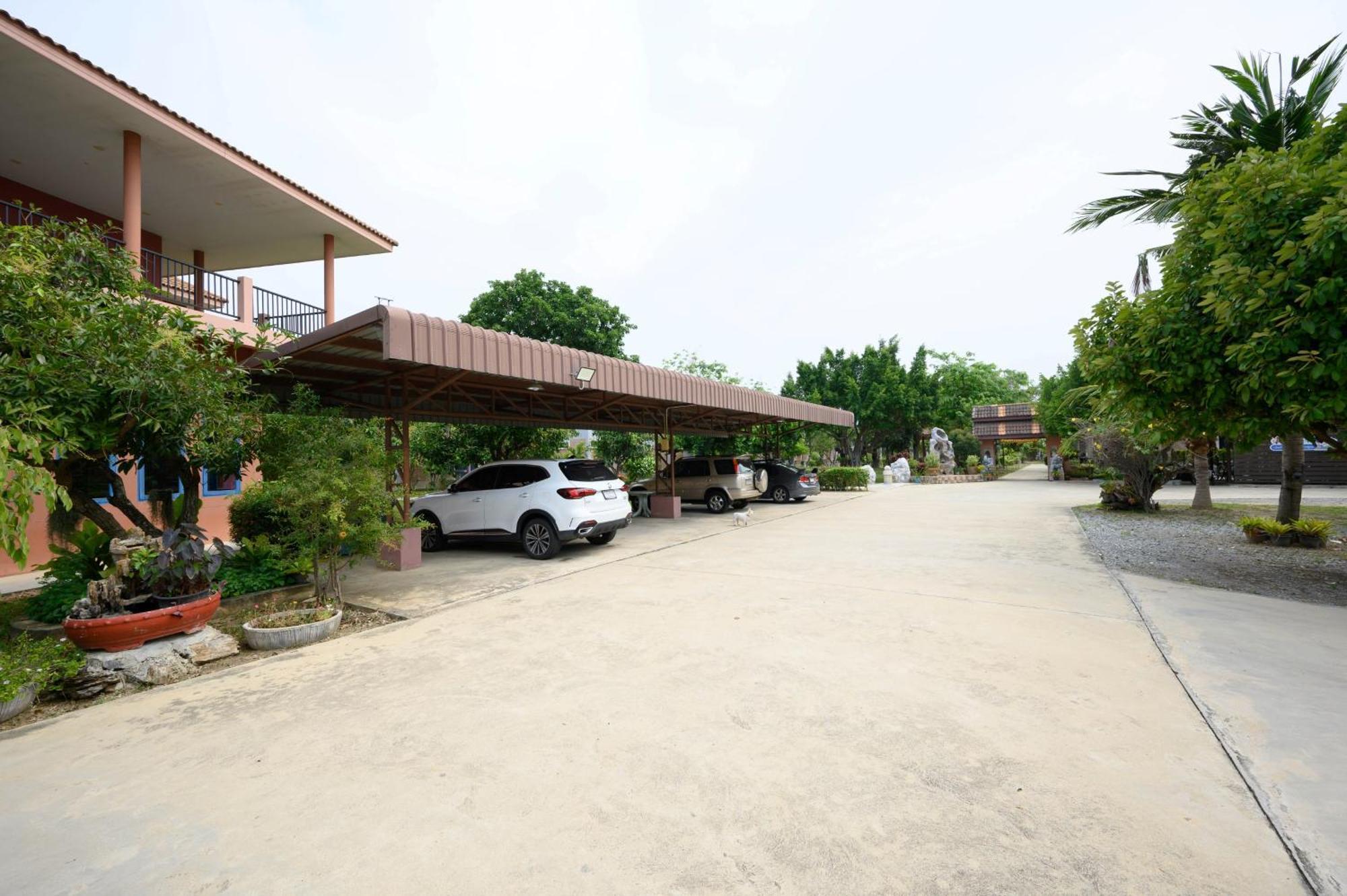 Busaya Resort & Cuisine Nakhon Pathom Exteriör bild